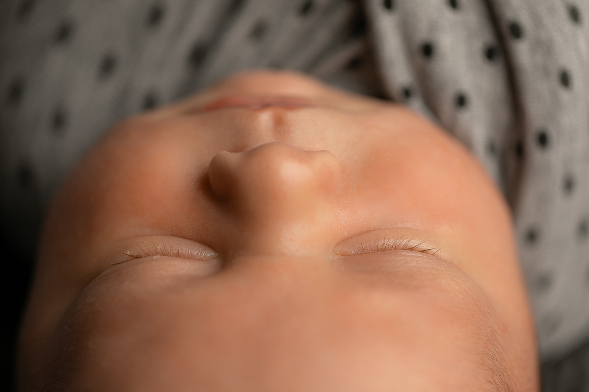 gustavo sousa fotografia faz ensaios e books de gestante e newborn em Curitiba e região. O Otávio foi fotografado em plena segurança e conforto. Muito amor foi dado aqui. 