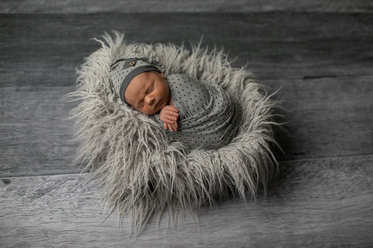 gustavo sousa fotografia faz ensaios e books de gestante e newborn em Curitiba e região. O Otávio foi fotografado em plena segurança e conforto. Muito amor foi dado aqui. Fundo fotográfico cinza. 