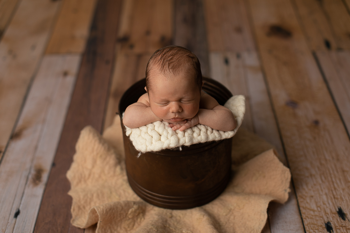 gustavo sousa fotografia faz ensaios e books de gestante e newborn em Curitiba e região. O Otávio foi fotografado em plena segurança e conforto. Muito amor foi dado aqui. Fundo fotográfico de madeira. 
