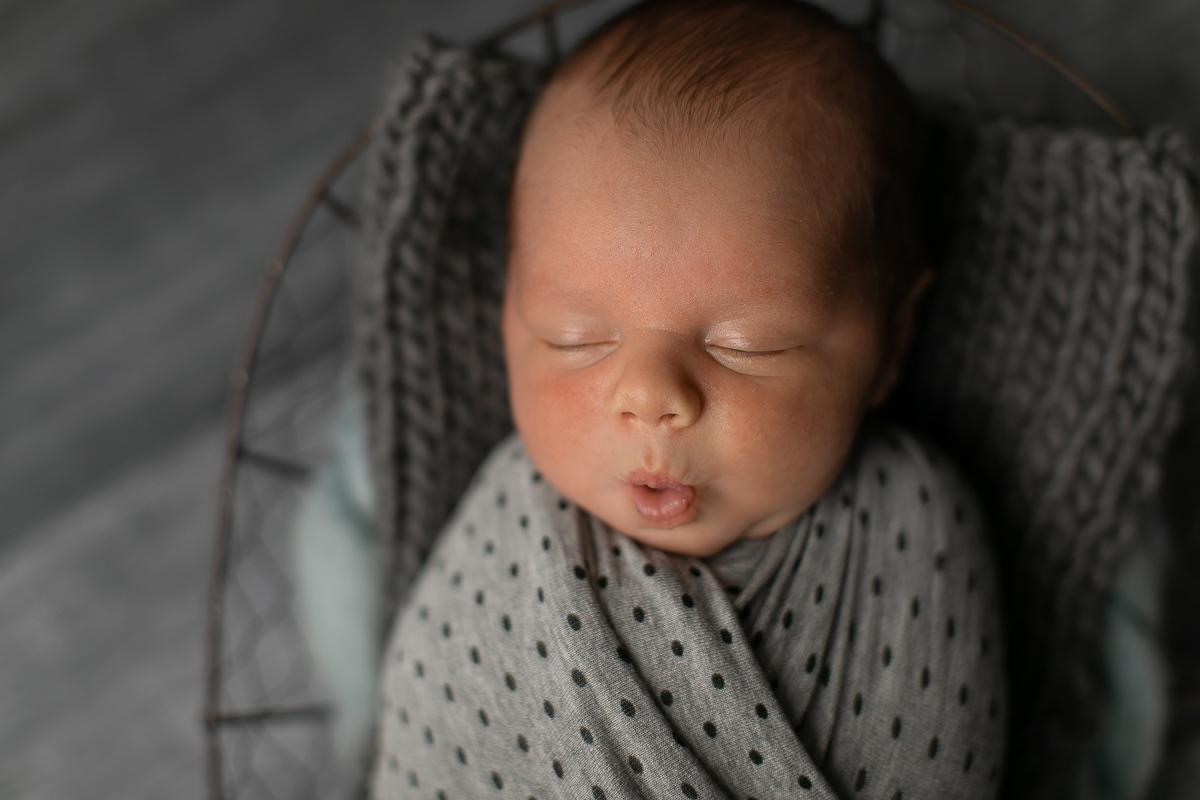 gustavo sousa fotografia faz ensaios e books de gestante e newborn em Curitiba e região. O Otávio foi fotografado em plena segurança e conforto. Muito amor foi dado aqui. Foto do biquinho