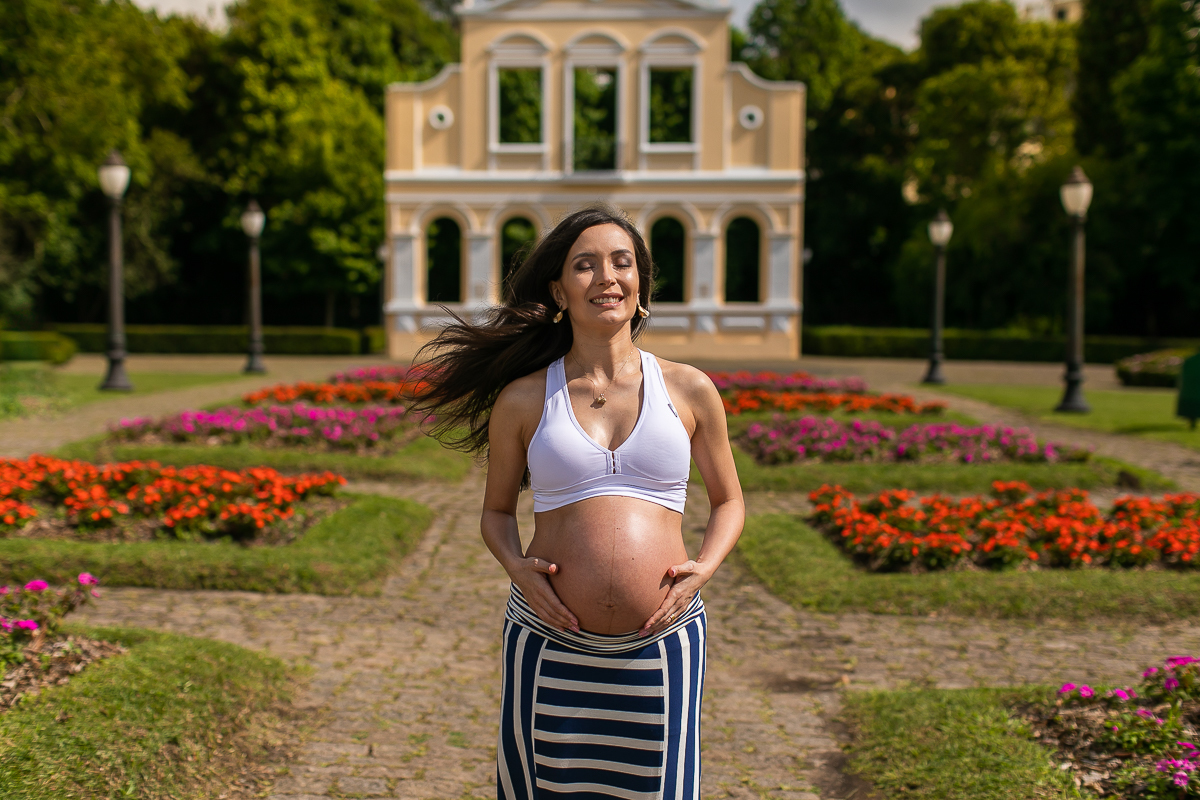 Gustavo Sousa fotografia de gestante. Book de grávida no Bosque do Alemão. Na faxada com barriga de fora.