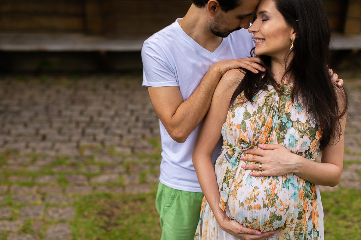 Gustavo Sousa fotografia de gestante. Book de grávida no Memorial Ucraniano. Vestido florido. Ele básico de branco