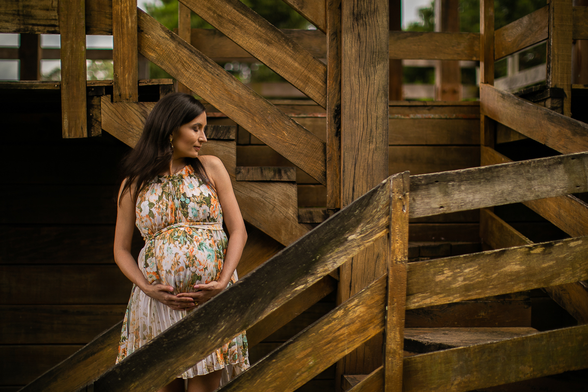 Gustavo Sousa fotografia de gestante. Book de grávida no Memorial Ucraniano.  Composição com escadas. 