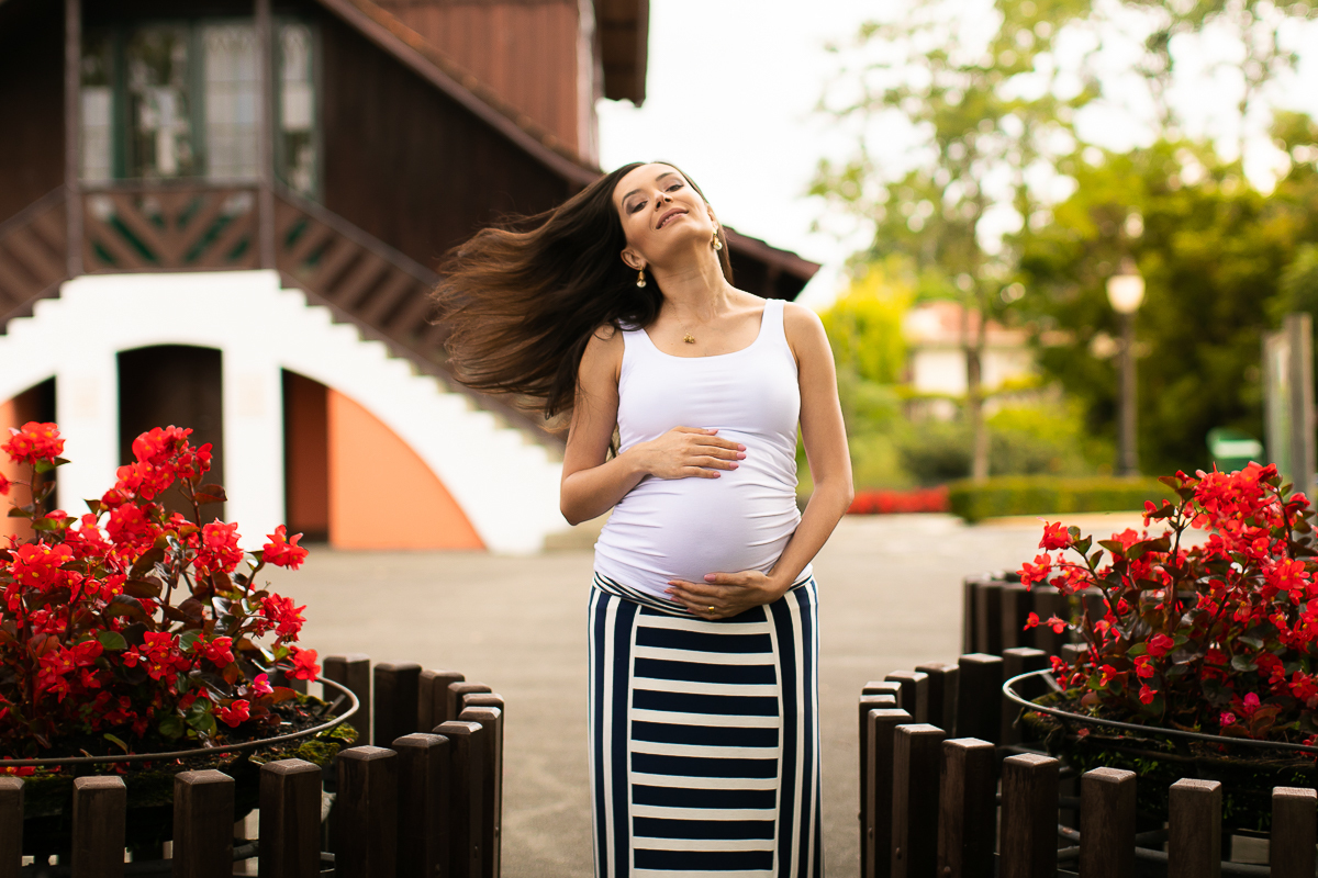Gustavo Sousa fotografia de gestante. Book de grávida no Bosque do Alemão. Nas flores
