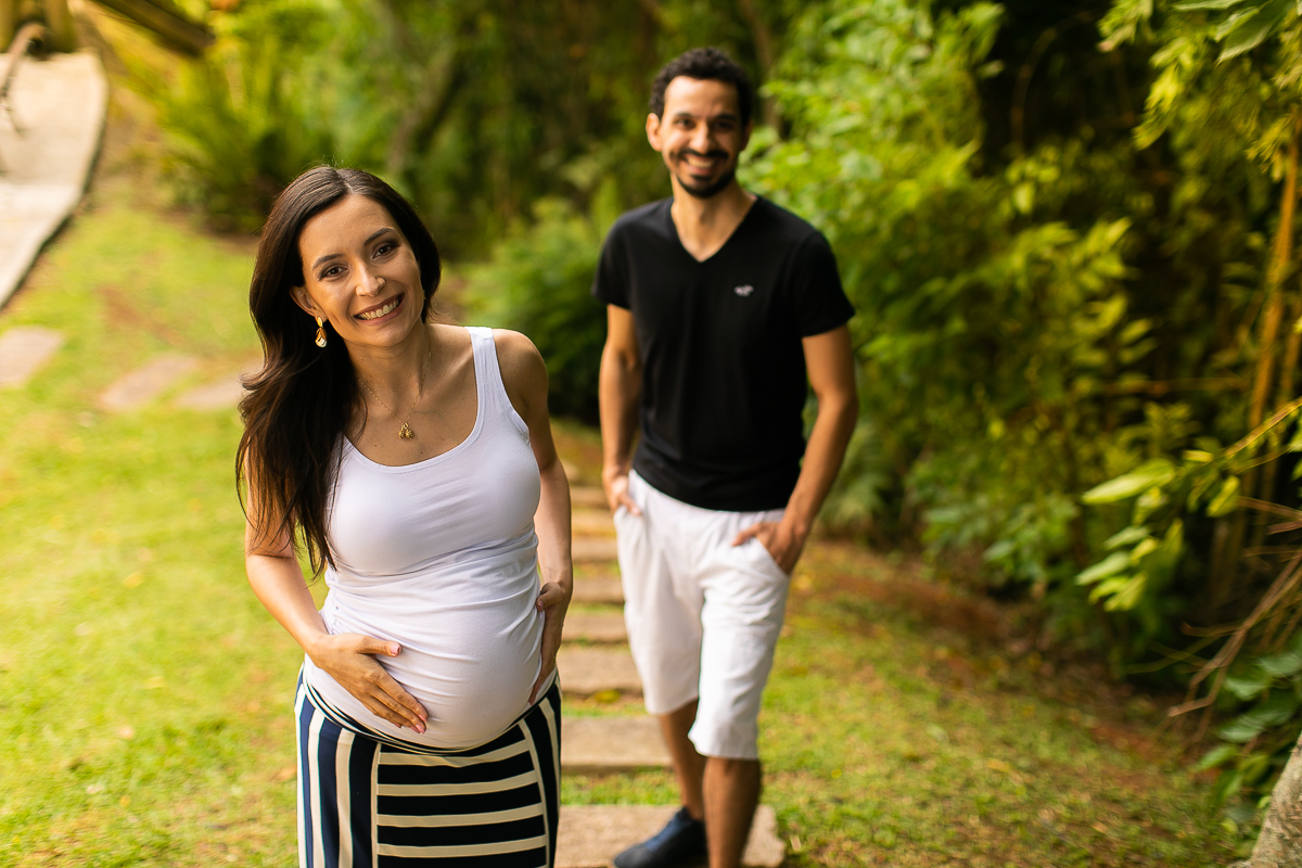 Gustavo Sousa fotografia de gestante. Book de grávida no Bosque do Alemão. Dentro do bosque