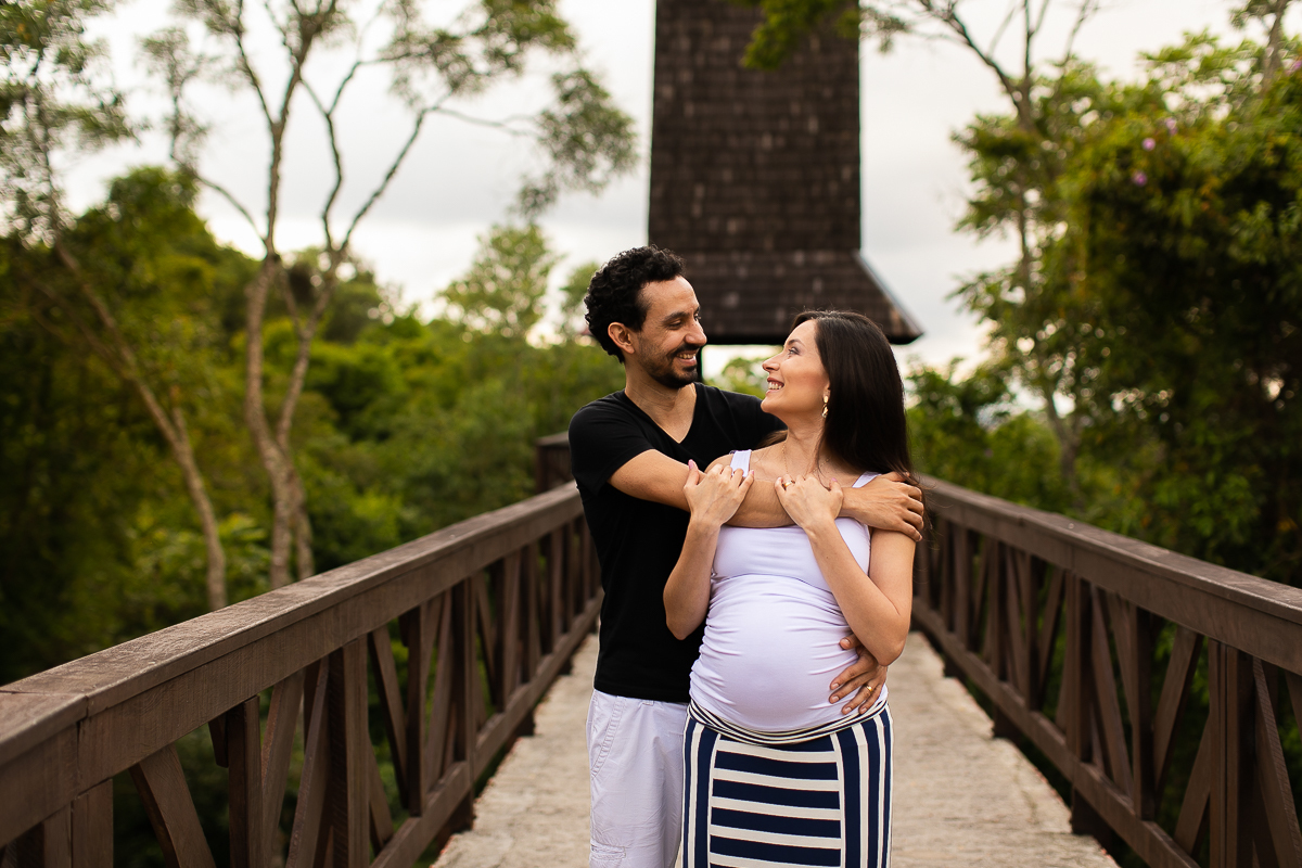 Gustavo Sousa fotografia de gestante. Book de grávida no Bosque do Alemão. Na ponte