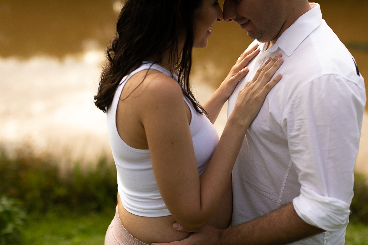 Gustavo Sousa Fotografia em um ensaio gestante na região de Curitiba. Ensaio ao ar livre feito com muito amor e carinho. 
