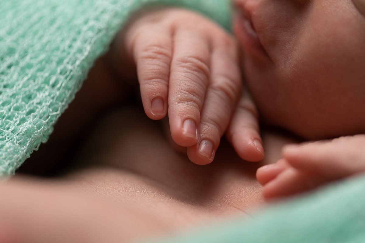 gustavo sousa fotografia ensaio newborn curitiba. Detalhe da mão