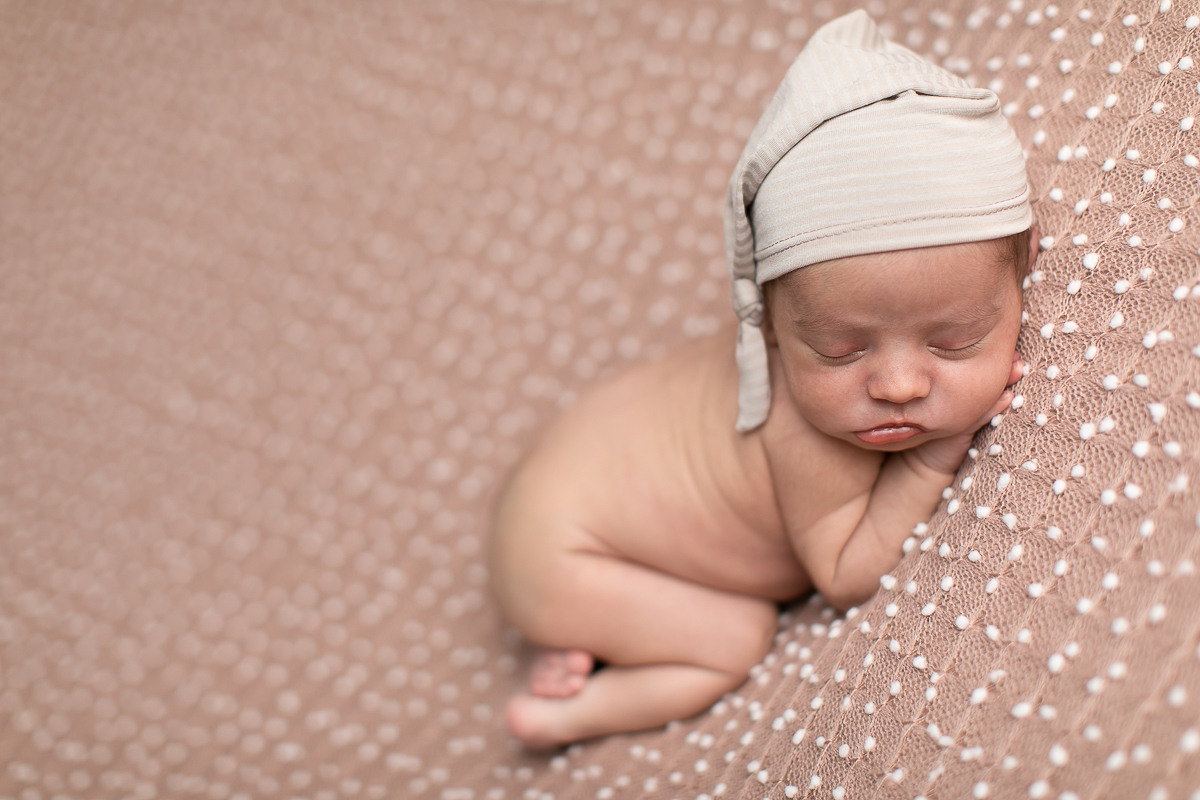 gustavo sousa fotografia ensaio newborn curitiba. Pose básica com manta pipoca e touca bege beje