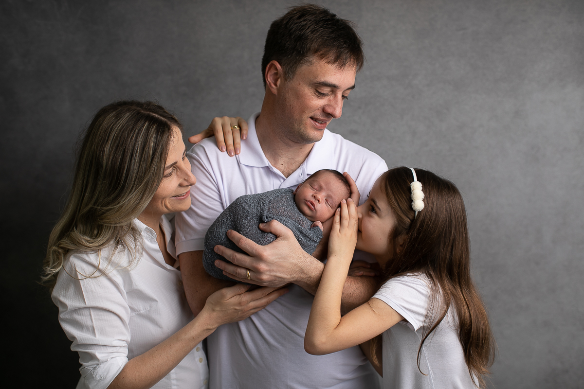 gustavo sousa fotografia ensaio newborn curitiba. famíliai segurando o bebê.