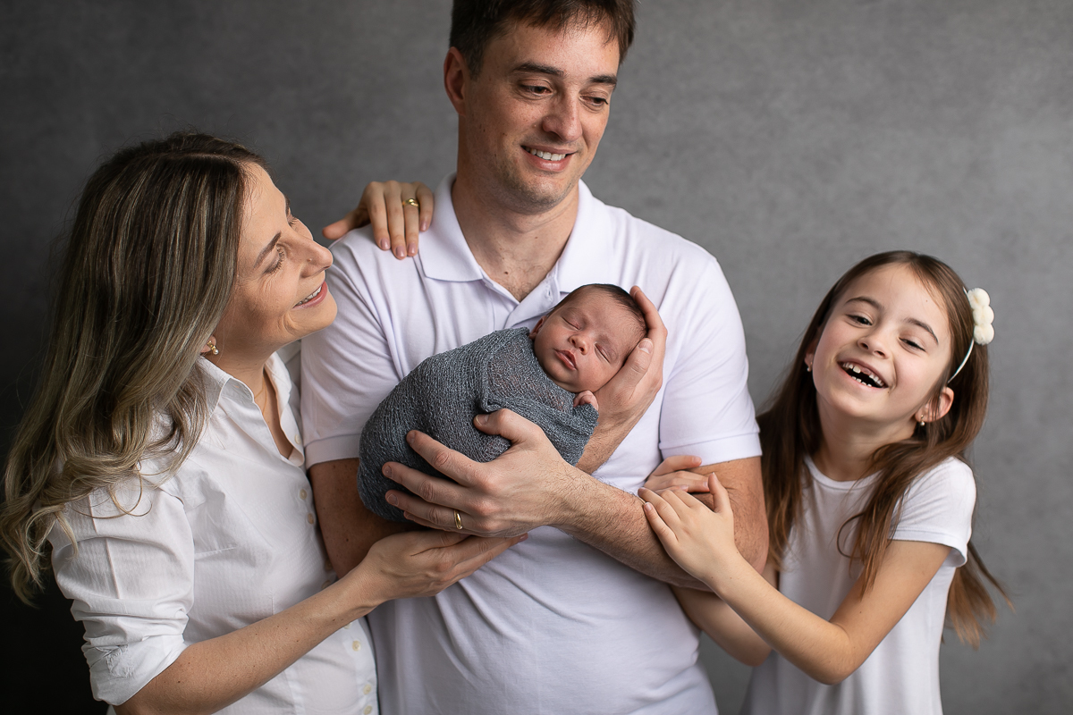 gustavo sousa fotografia ensaio newborn curitiba. mãe e pai segurando o bebê.