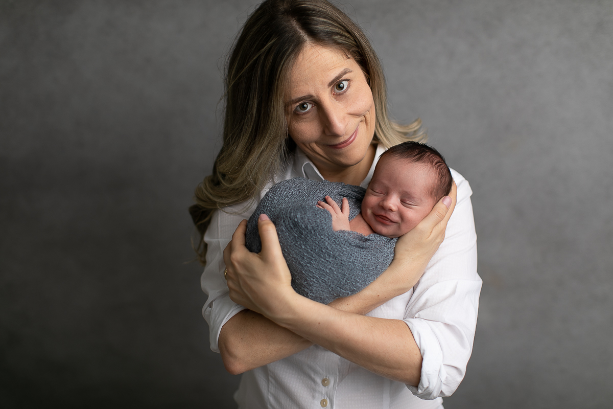 gustavo sousa fotografia ensaio newborn curitiba. mãe e pai segurando o bebê. bebe Sorrindo