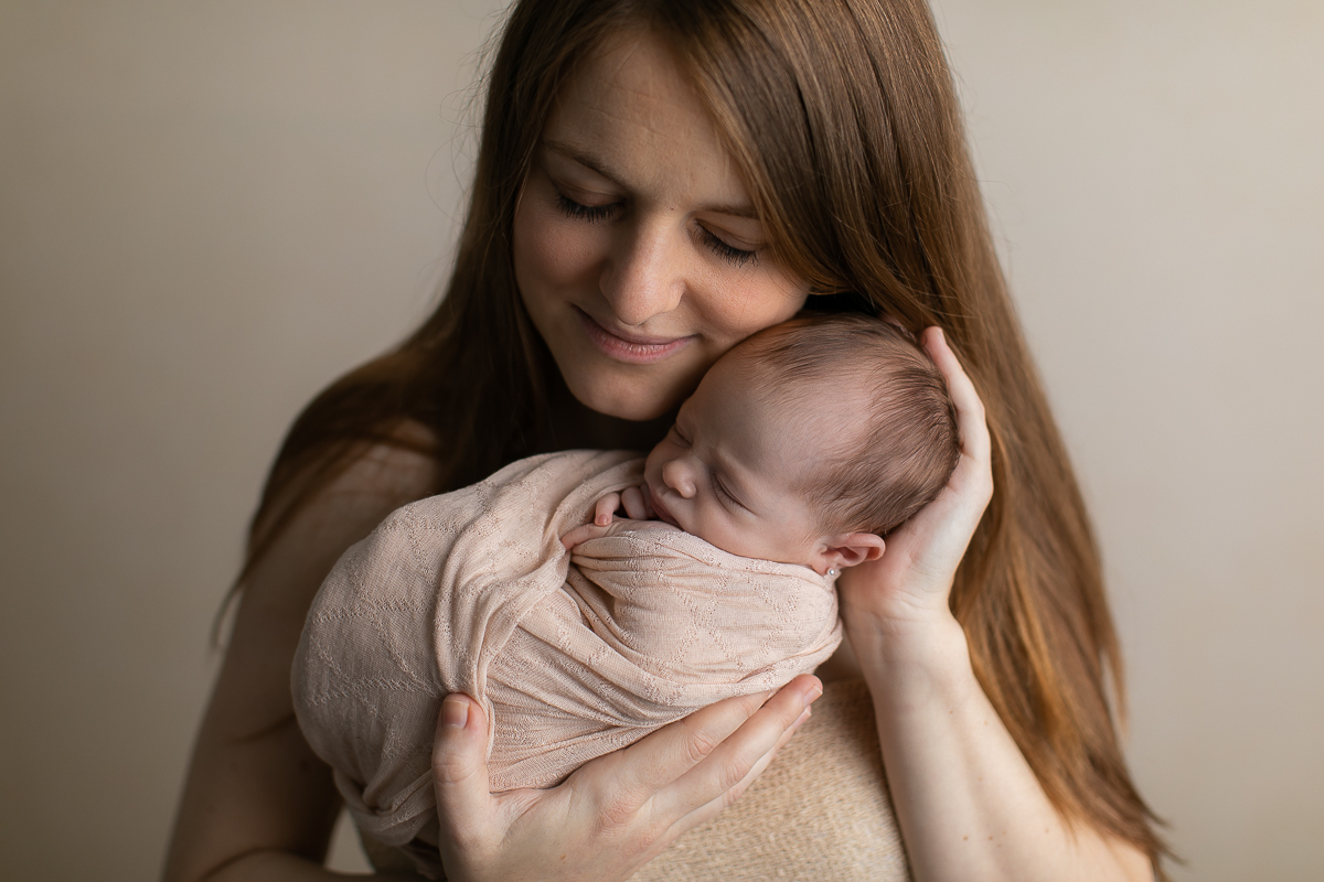 Sousa Fotografia em Curitiba. Foto mãe com bebê no colo