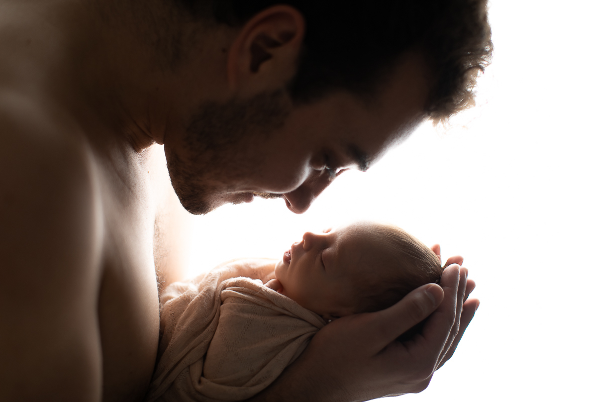 Sousa Fotografia em Curitiba. Foto pai com bebê contraluz 