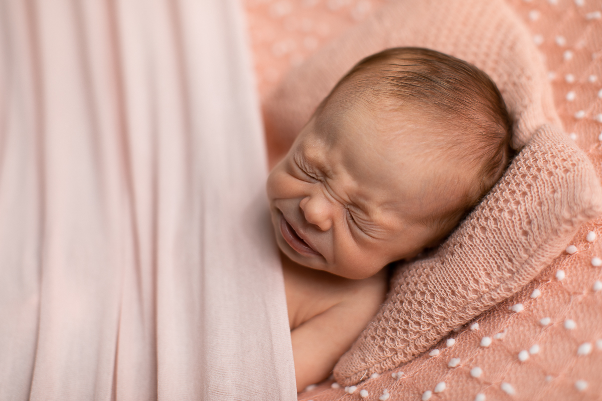 Ensaio newborn feito pelo Gustavo Sousa Fotografia em Curitiba. Foto bebê espirrando