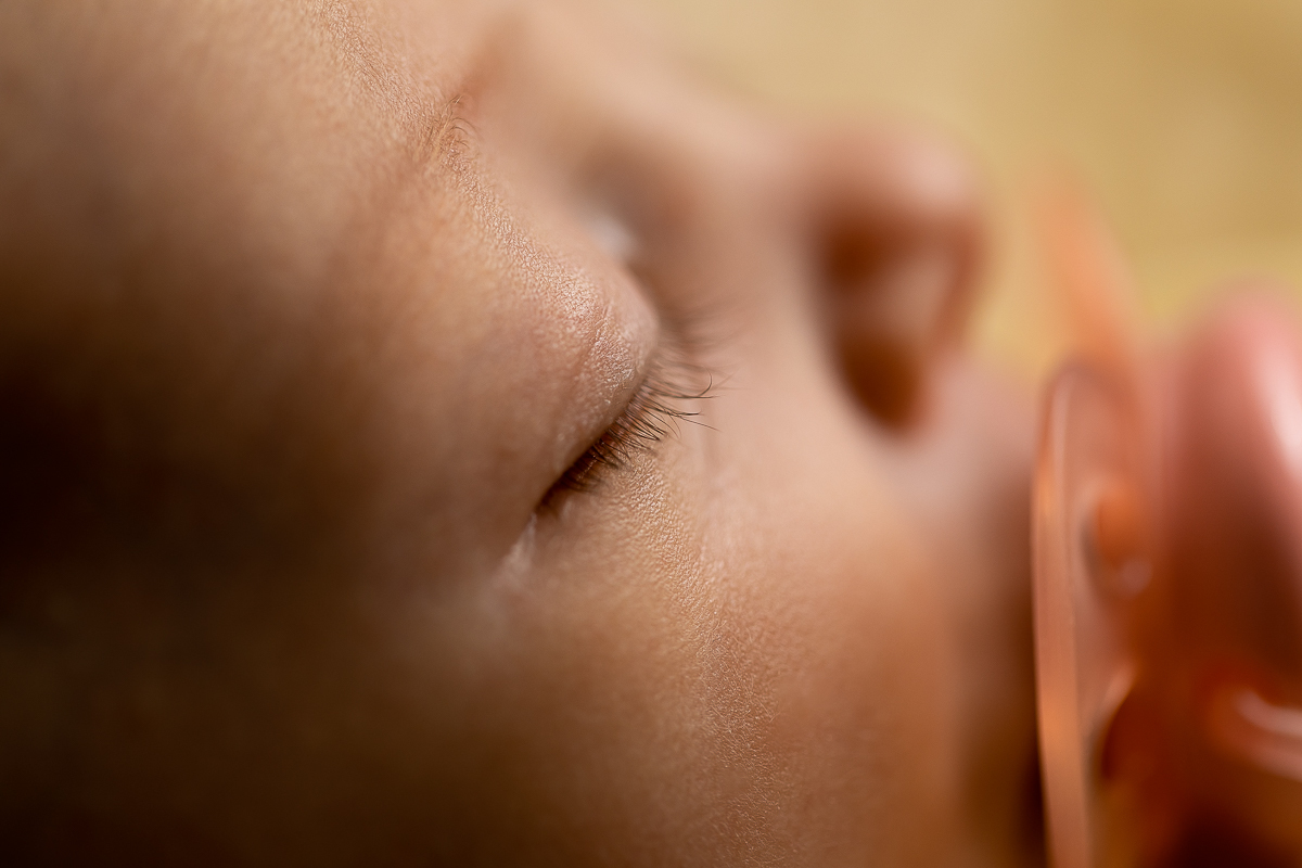 Sousa Fotografia em Curitiba. Foto dos cílios do bebê