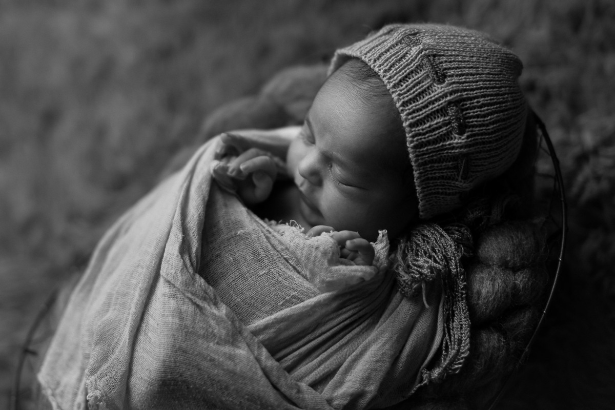 Ensaio Newborn Gustavo Sousa Fotografia em Maringá. no acessório em preto e branco