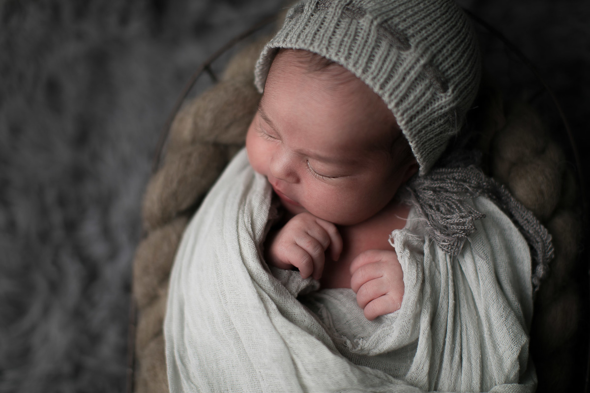 Ensaio Newborn Gustavo Sousa Fotografia em Maringá. no acessório cheio de camadas.