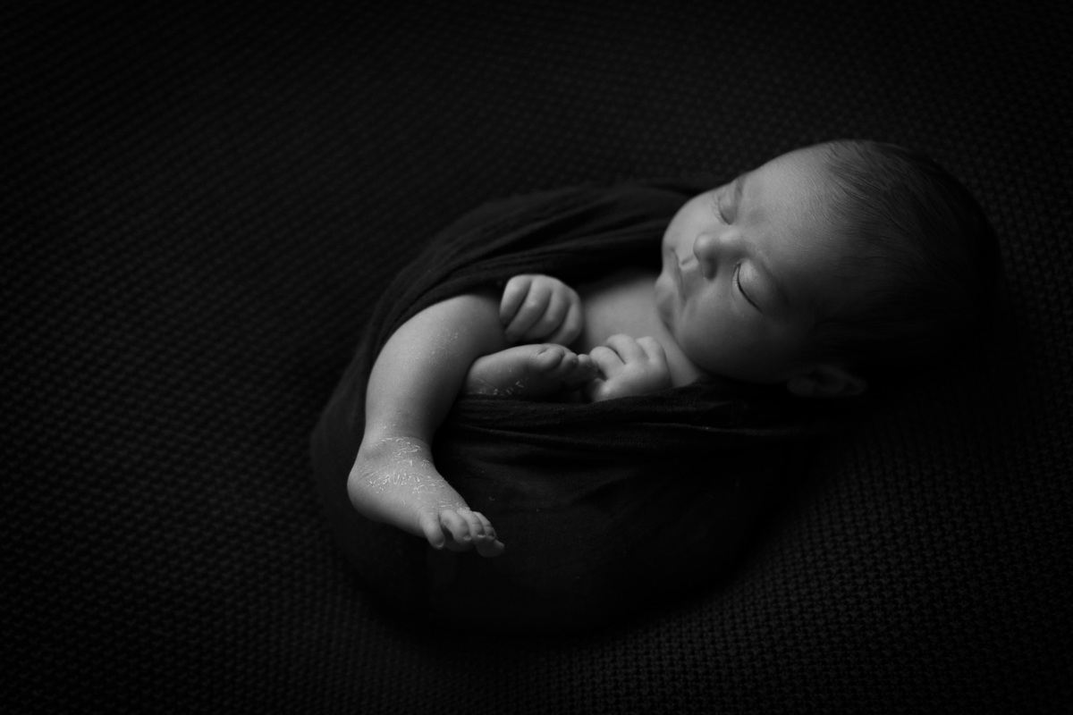 Ensaio Newborn Gustavo Sousa Fotografia em Maringá. Preto e branco no casulo