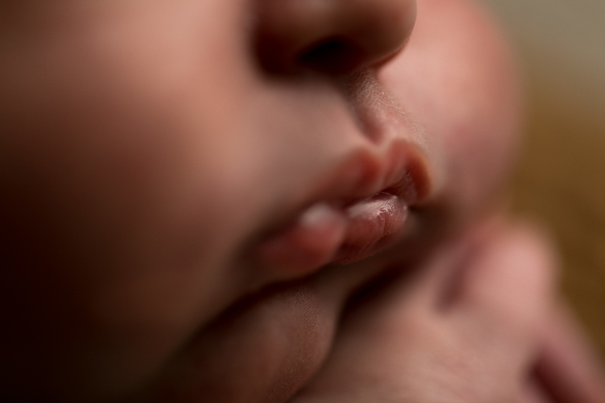 Ensaio Newborn Gustavo Sousa Fotografia em Maringá. Detalhe da boca