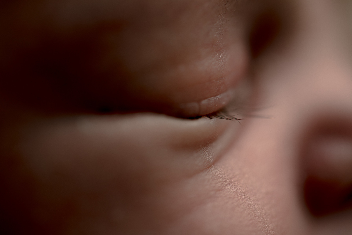 Ensaio Newborn Gustavo Sousa Fotografia em Maringá. Detalhe dos olhos