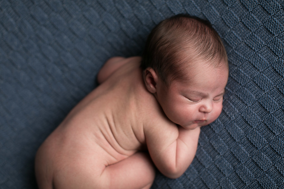 Ensaio Newborn Gustavo Sousa Fotografia em Maringá. Pose básica na manda azul