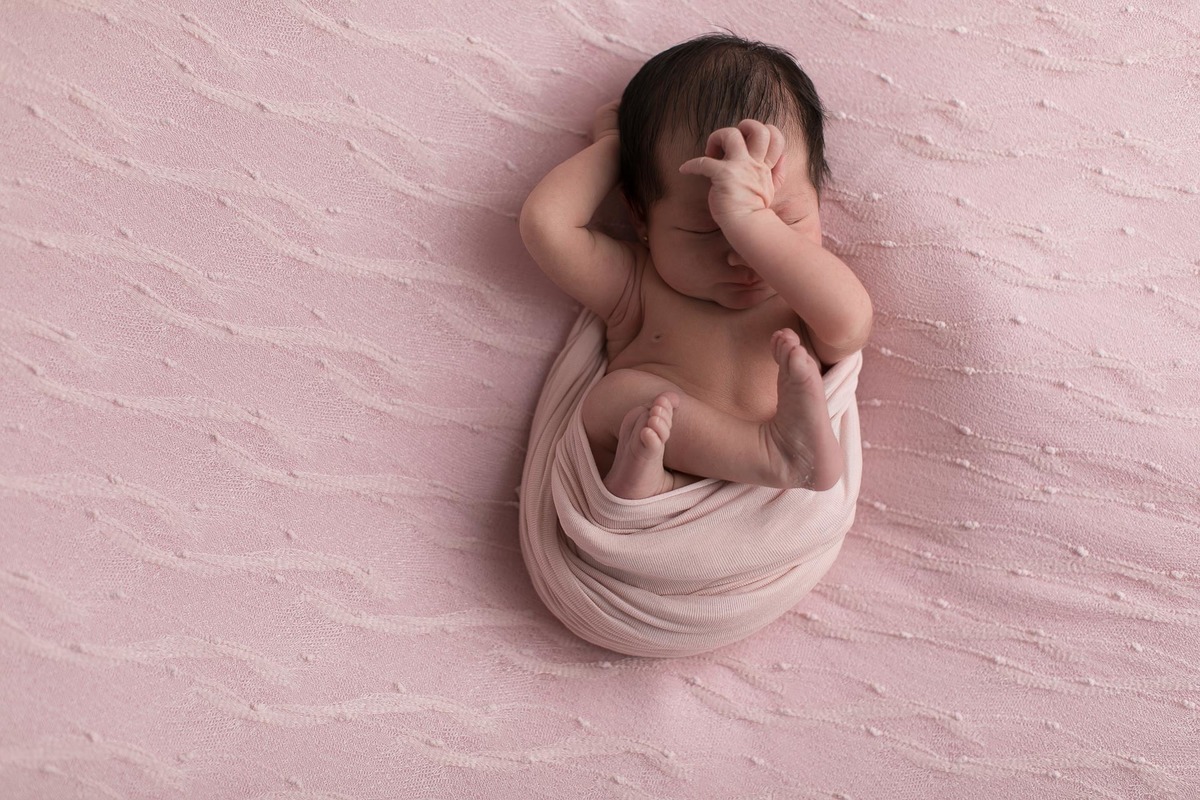 gustavo sousa fotografia ensaio e book newborn em Maringá. Mão na cara