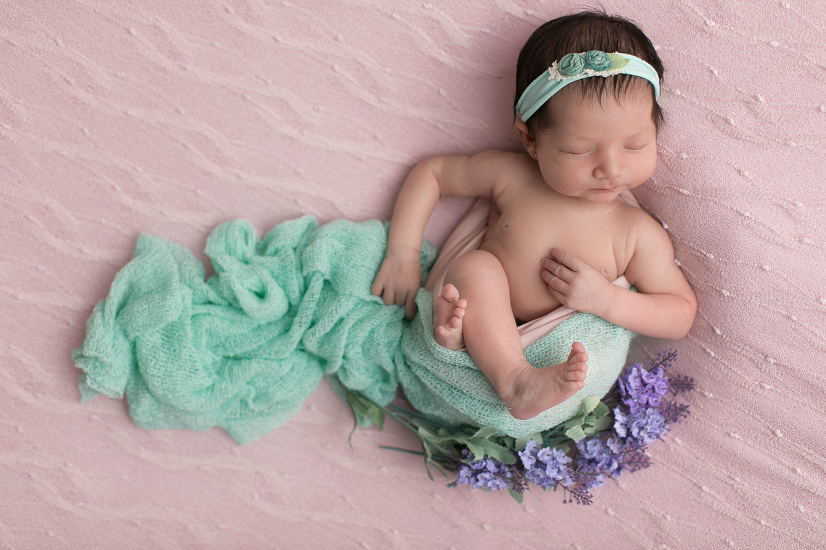 gustavo sousa fotografia ensaio e book newborn em Maringá. rosa e verde agua.