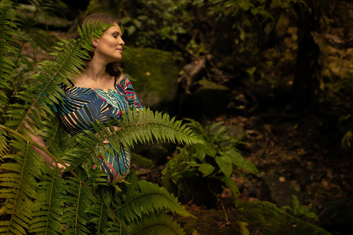 Gustavo Sousa Fotografia. Fotografa em Maringá PR ensaio e book gestante. Ar livre e externa com mato e flores