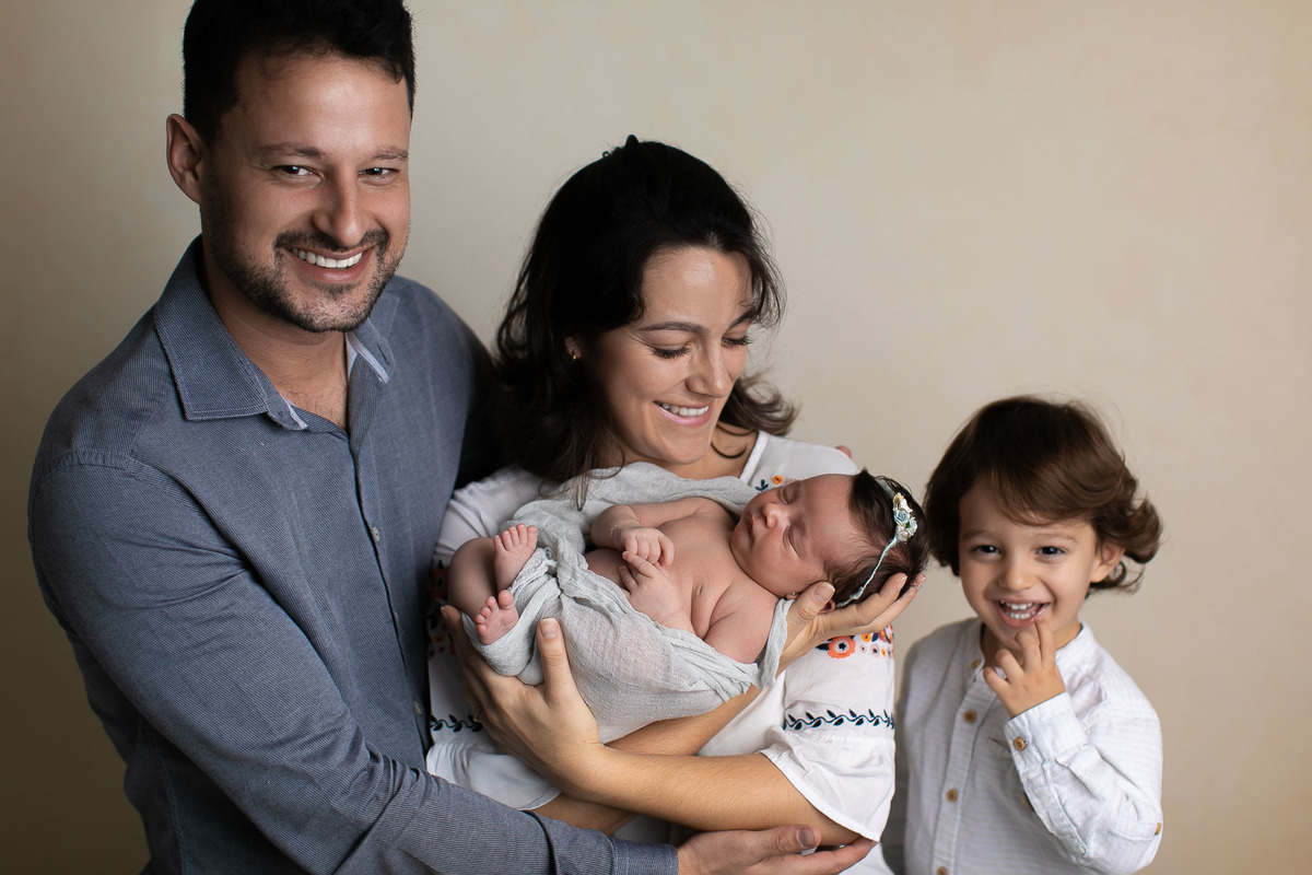 Gustavo Sousa fotografia. Atendemos em Maringá book e ensaio gestante, família e newborn. Amamos tudo isso. Fotografia newborn com toda a família