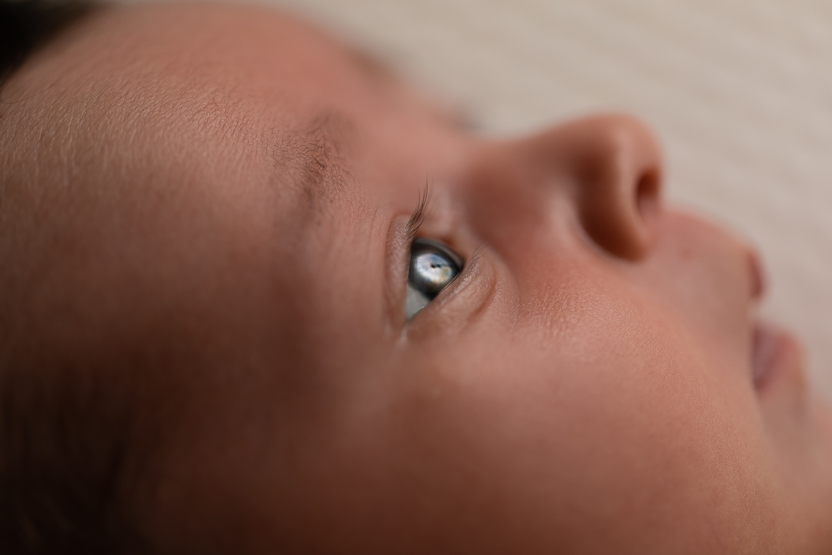 Gustavo Sousa fotografia. Atendemos em Maringá book e ensaio gestante, família e newborn. Amamos tudo isso. Detalhe olhos bebê