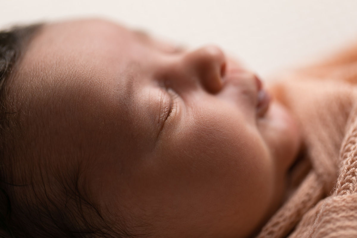 Gustavo Sousa fotografia. Atendemos em Maringá book e ensaio gestante, família e newborn. Amamos tudo isso. Bebê newborn dormindo