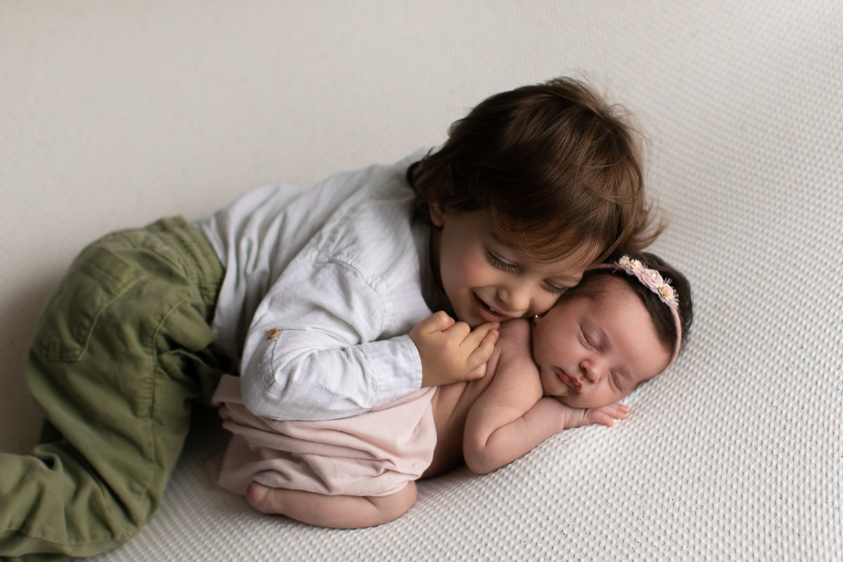 Gustavo Sousa fotografia. Atendemos em Maringá book e ensaio gestante, família e newborn. Amamos tudo isso. Foto da Aurora com o Irmão.