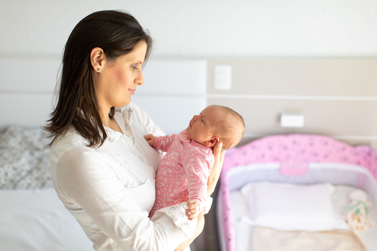 Gustavo Sousa estúdio de fotografia em Maringá-PR. Ensaio e book fotográfico newborn lifestyle e família. Foto da mãe olhando pra bebê, mãe e filha se olhando.