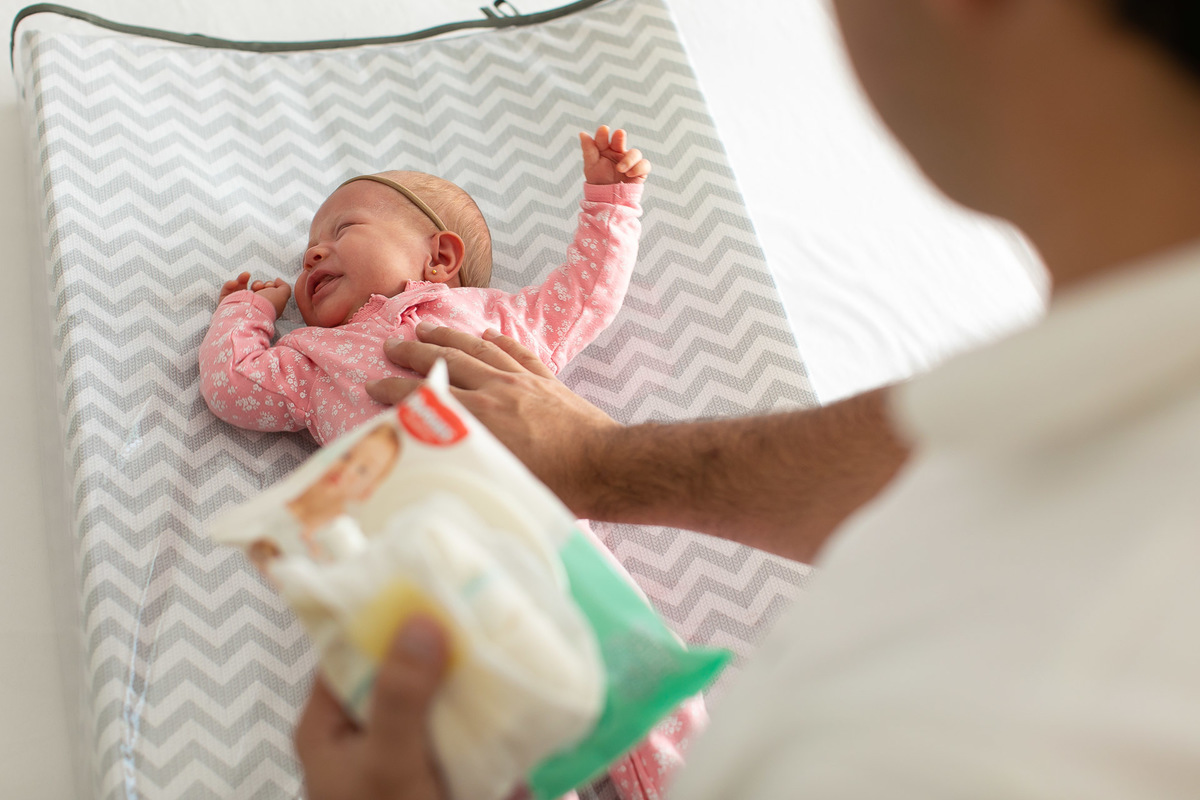 Gustavo Sousa estúdio de fotografia em Maringá-PR. Ensaio e book fotográfico newborn lifestyle e família. Foto do bebe no trocador.