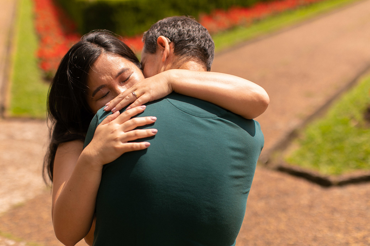 Gustavo Sousa estúdio de fotografia em Maringá-PR. Ensaio e book fotográfico gestante. Foto de casal se abraçando com sentimento.
