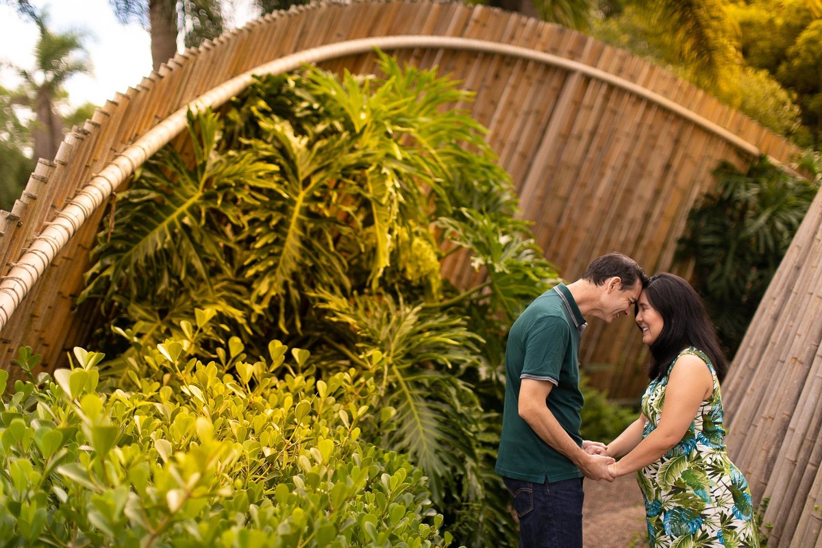 Gustavo Sousa estúdio de fotografia em Maringá-PR. Ensaio e book fotográfico gestante. Foto casal dando as mãos e encostando cabeça com cabeça, grávida.