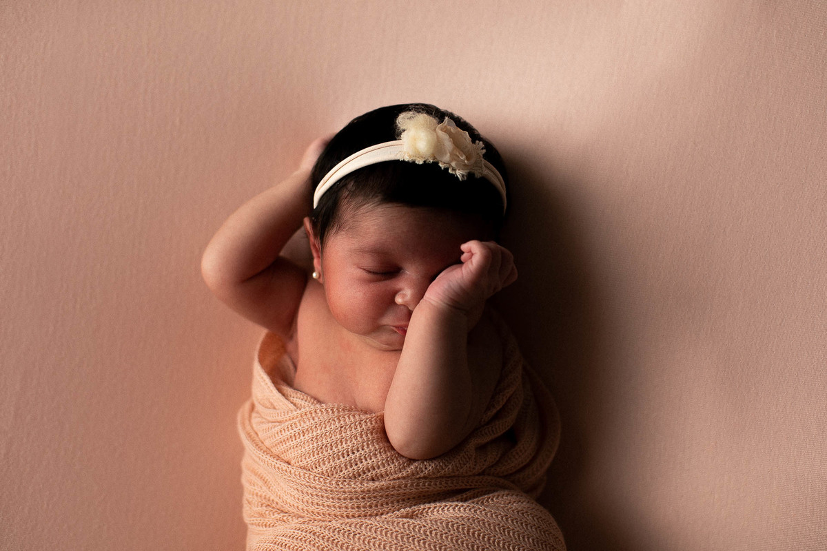 Gustavo Sousa fotografia Newborn organico. Foto e book recém-nascido em Orlando Florida