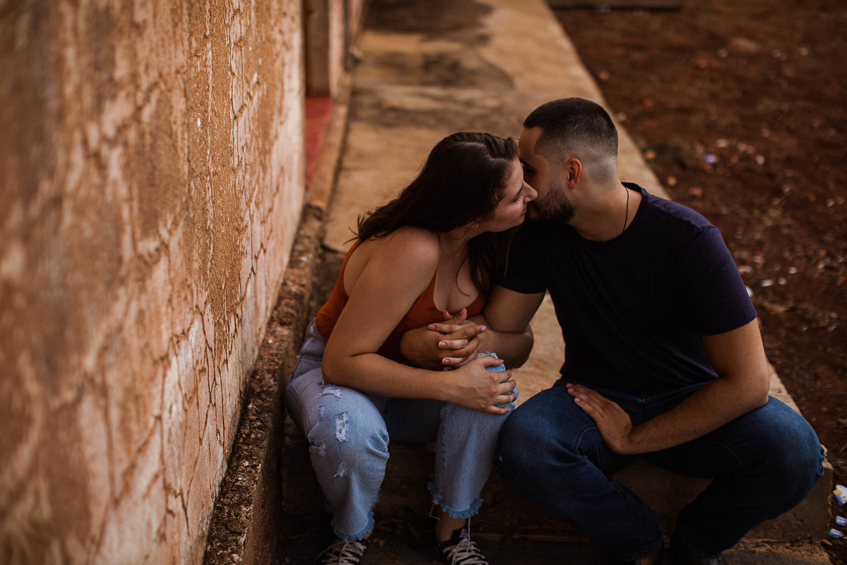 Capela Sagrada Família - Ruínas - em Mandaguari, região de Maringá. Casal vestidos de preto em frente a porta da igreja. Foto por Gustavo Sousa Fotografia. 
