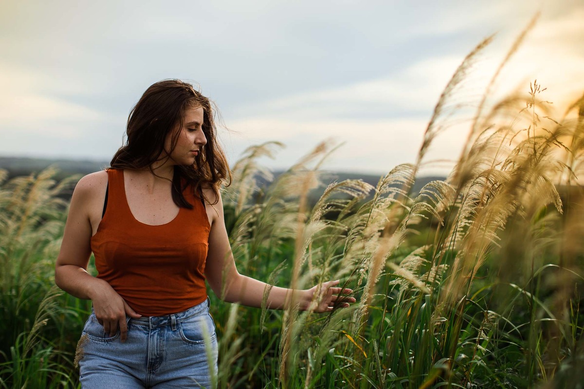 Capela Sagrada Família - Ruínas - em Mandaguari, região de Maringá. Casal vestidos de preto em frente a porta da igreja. Foto por Gustavo Sousa Fotografia. Moça, ensaio feminino no campo