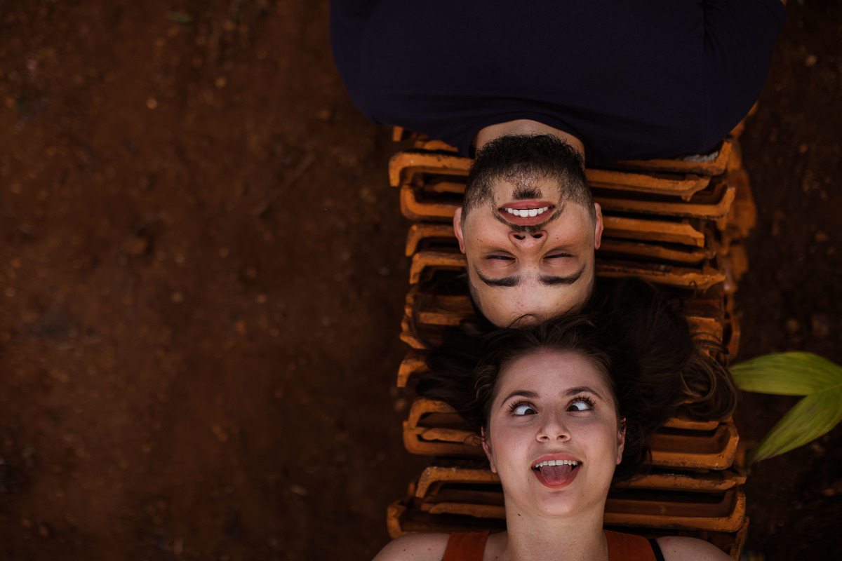 Capela Sagrada Família - Ruínas - em Mandaguari, região de Maringá. Casal vestidos de preto em frente a porta da igreja. Foto por Gustavo Sousa Fotografia. 
