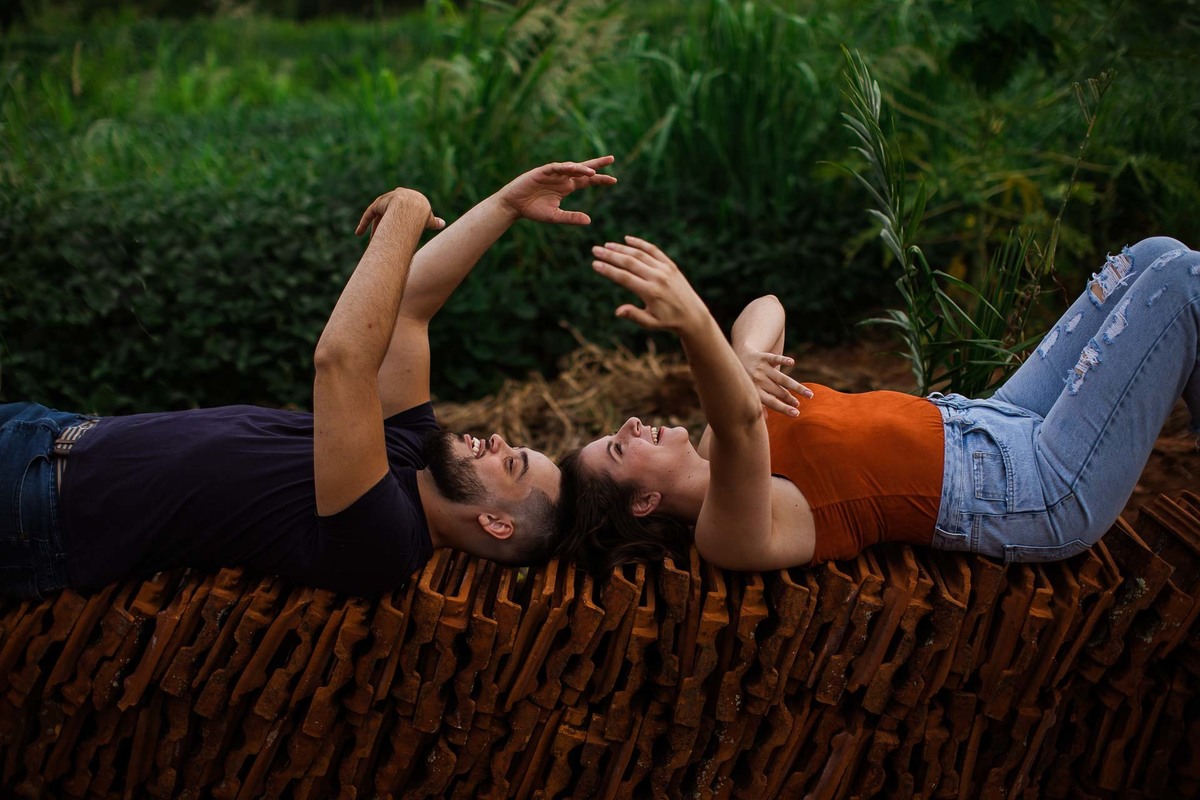 Capela Sagrada Família - Ruínas - em Mandaguari, região de Maringá. Casal vestidos de preto em frente a porta da igreja. Foto por Gustavo Sousa Fotografia. 