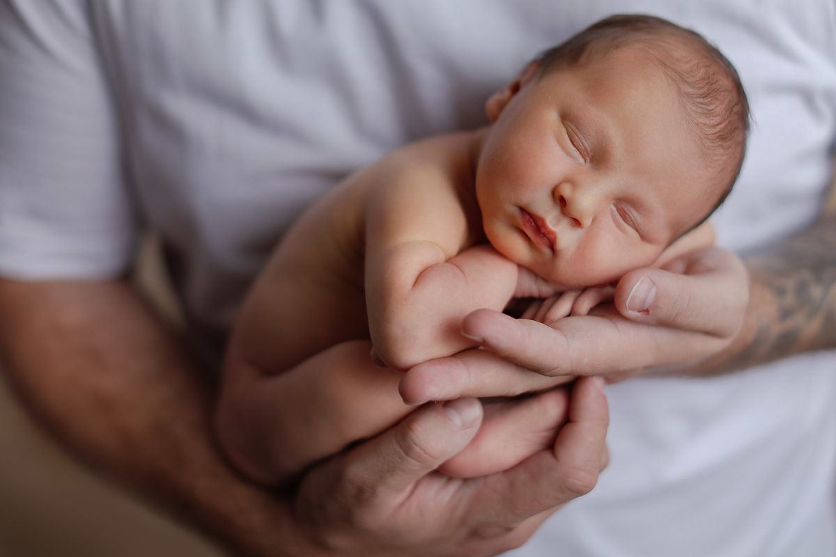 Gustavo Sousa fotografia ensaio de recém-nascido newborn em Maringá.  Bebê com o pai