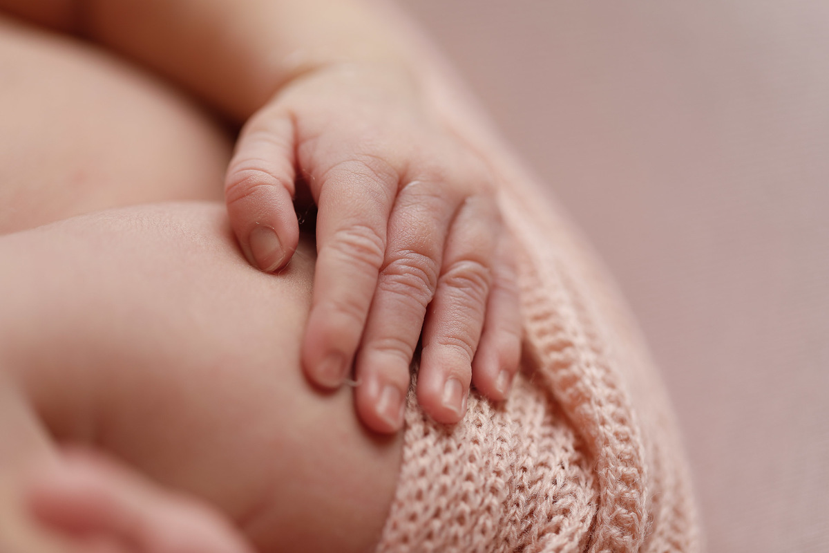 Gustavo Sousa fotografia ensaio de recém-nascido newborn em Maringá. detalhes de Mão