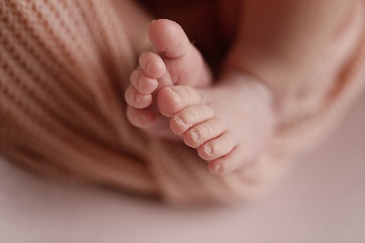 Gustavo Sousa fotografia ensaio de recém-nascido newborn em Maringá. Detalhe de pé