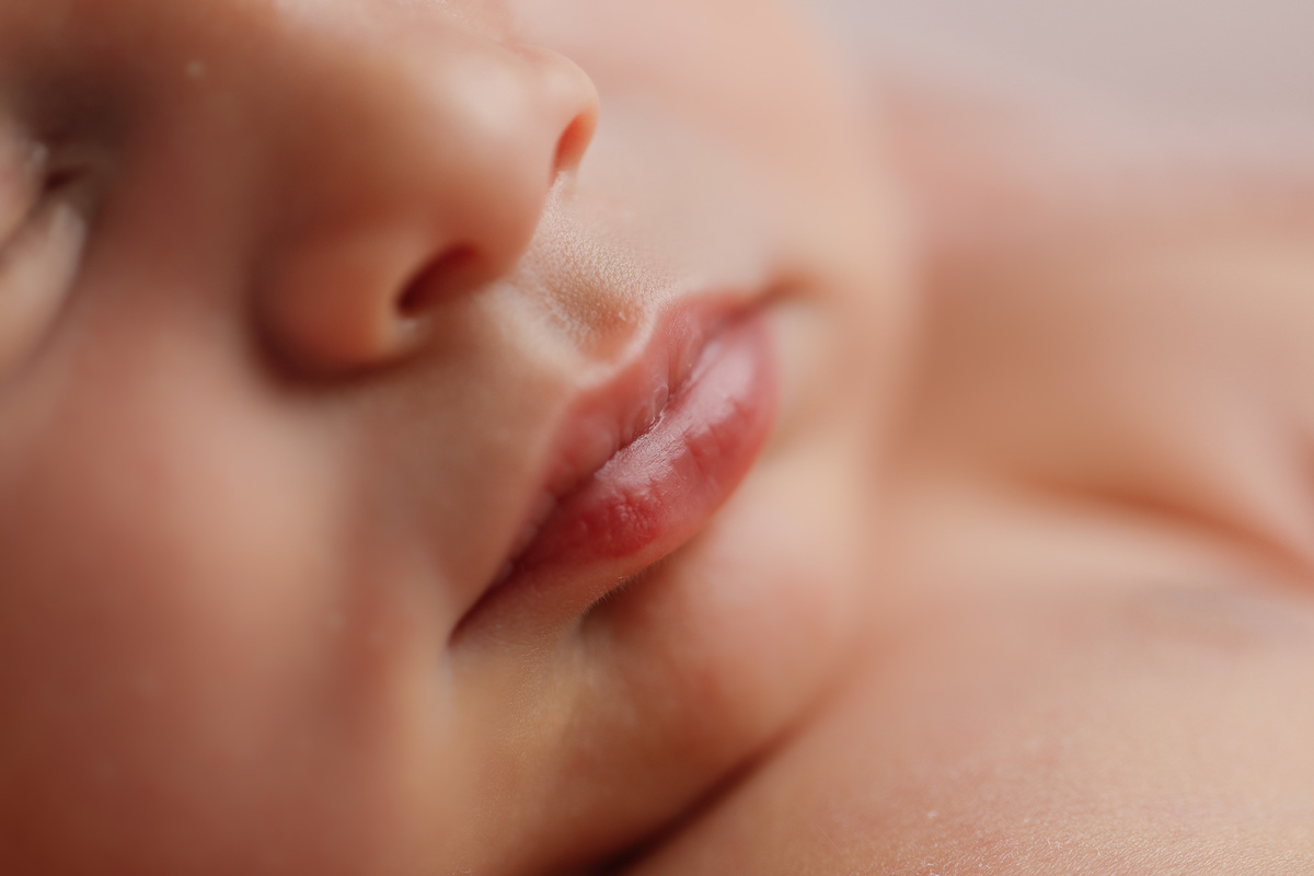 Gustavo Sousa fotografia ensaio de recém-nascido newborn em Maringá.  Detalhe de boa