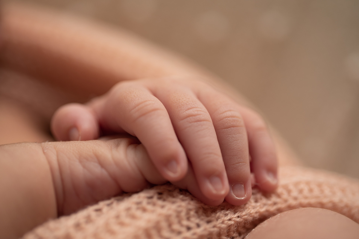 gustavo sousa fotografia em maringá estúdio de newborn e recém-nascidos. Foto de detalhes das mãos