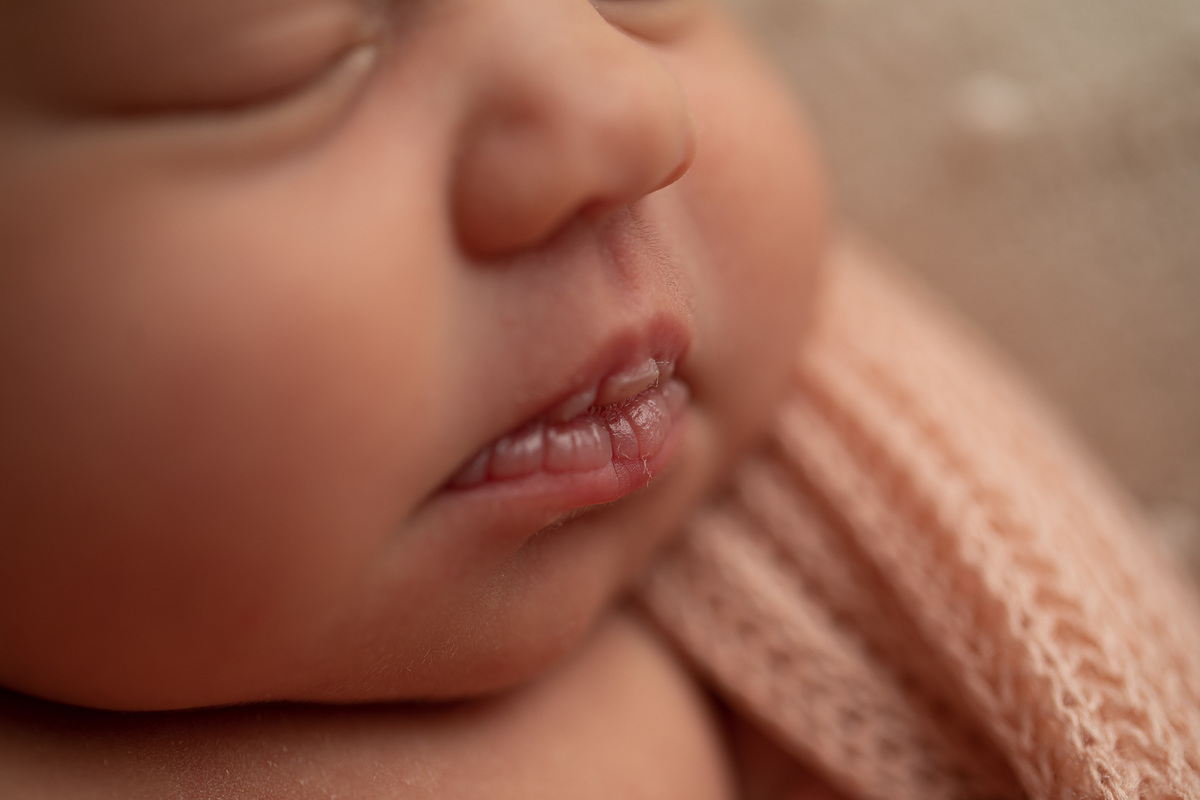 gustavo sousa fotografia em maringá estúdio de newborn e recém-nascidos. Foto de detalhes da boquinha.