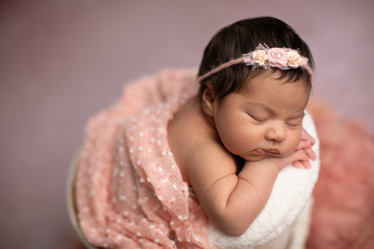 gustavo sousa fotografia em maringá estúdio de newborn e recém-nascidos. Fundo fotográfico rosa.