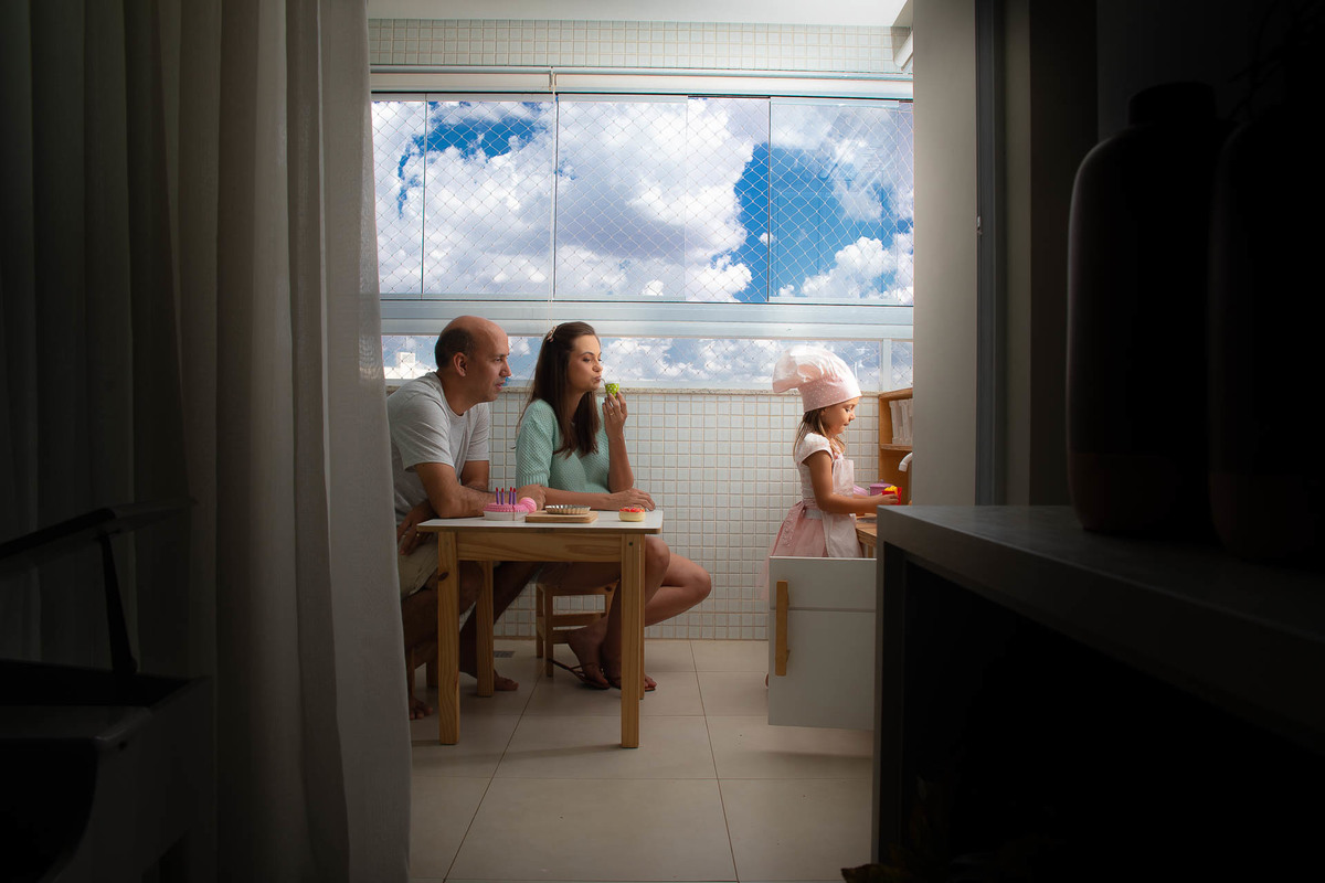 gustavo sousa fotografia ensaio gestante em maringá. Fotos com a família feitas por Gustavo Sousa em Maringá-PR. Brincando de cozinhar. pregnancy photoshoot at home